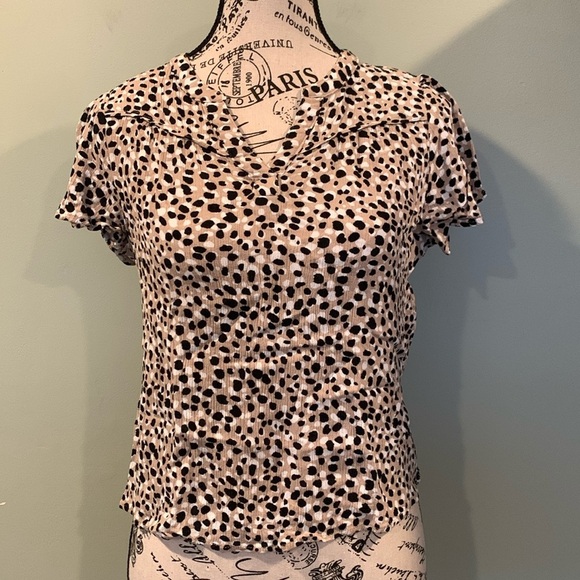 Women’s Small Short Sleeve Top Black Tan White Pattern V-Neck - Picture 1 of 4
